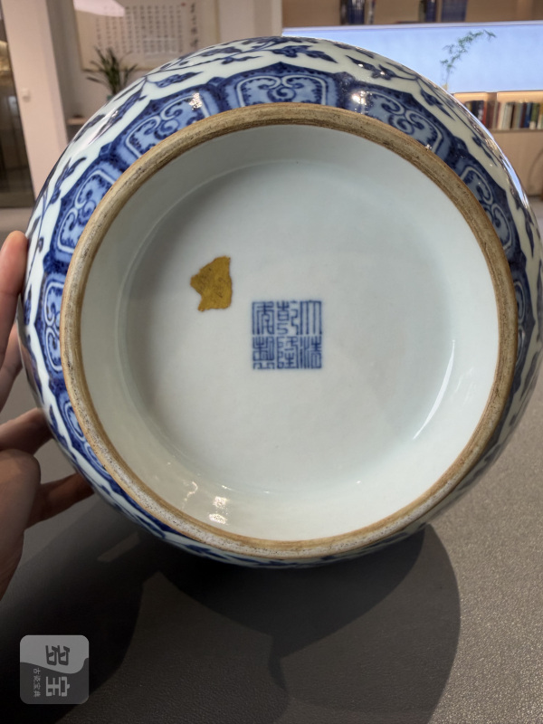 清乾隆 青花缠枝莲纹赏瓶 - 图17